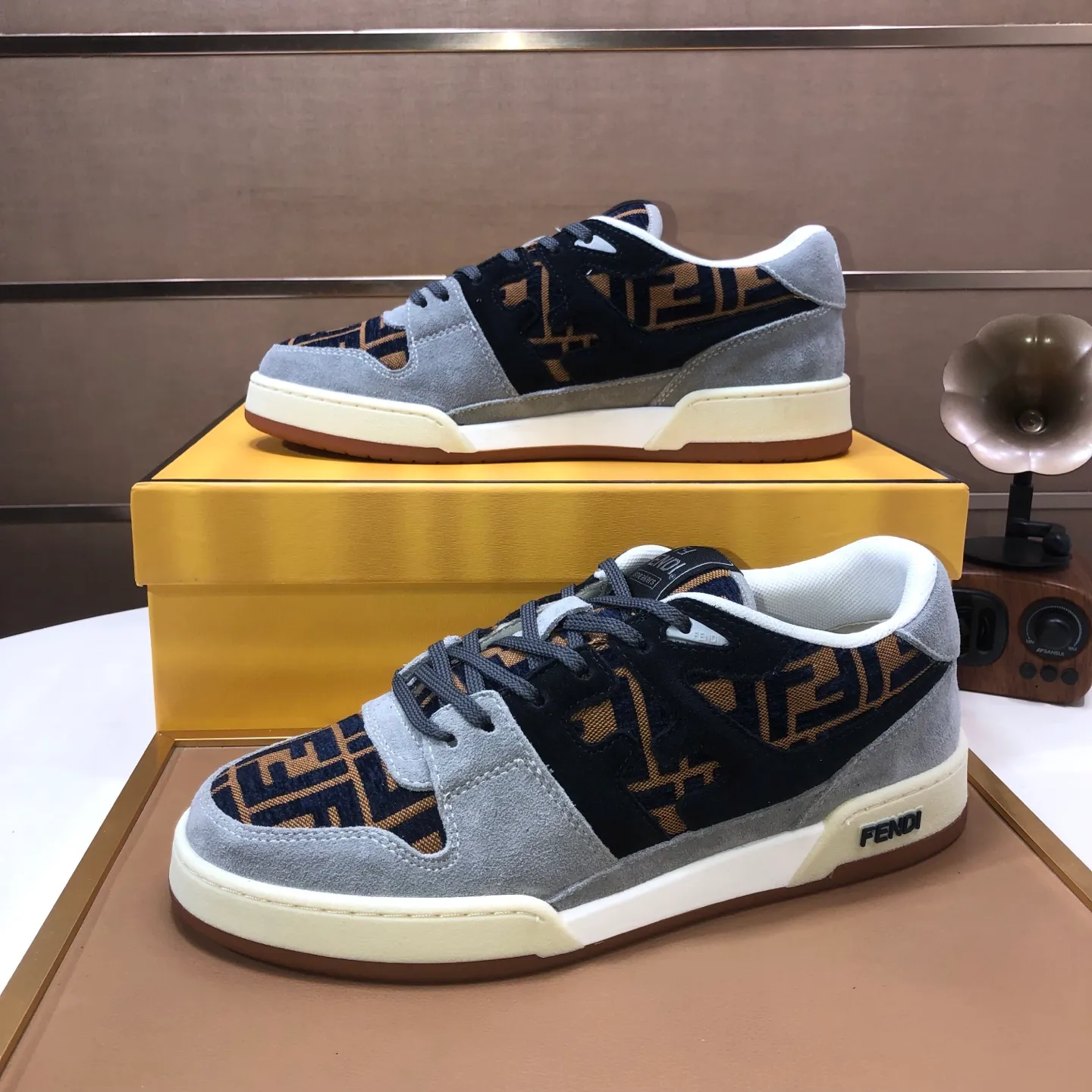 Men's men's shoes 💰600💰 Fendi 2023 latest couple model 🔥 Many 💑 stars have the same style FD match Original one-to-one replica Designer Kim Jones's first sneaker fendi match and Donkey brand Trainer basketball sneakers Material: Original silk leather Lining: Breathable mesh Packaging: Original 1:1 matching high-end packaging Size: Female 35-40 Male 38-44 (45 46. Custom-made (no return or exchange)